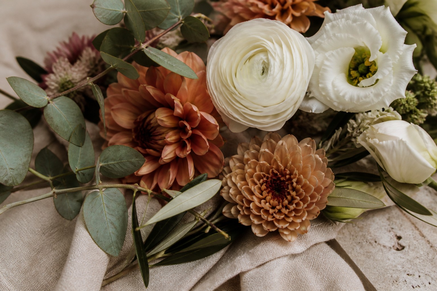 Flores de temporada en tonos crema y terracota